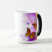 Monarch Butterflies op Paarse achtergrond Magische Mok (Voorkant rechts)