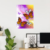 Monarch Butterflies op Paarse achtergrond Poster (Thuiskantoor)