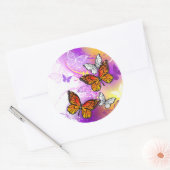 Monarch Butterflies op Paarse achtergrond Ronde Sticker (Envelop)