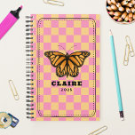 Monarch Butterfly Checkerboard Planner<br><div class="desc">Monarch vlinderillustratie over een roze en goudgele schaakbord achtergrond met zwart lijst en tekst sjablonen voor naam en jaar.</div>