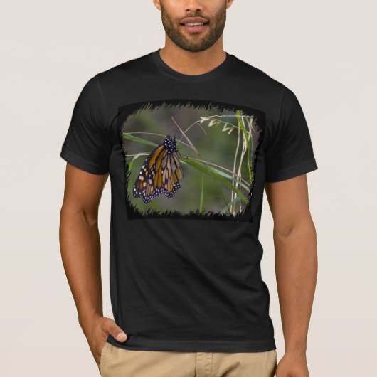 Monarch Butterfly in het gras Black Edge T-shirt (Voorkant)