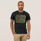 Monarch Butterfly in het gras Black Edge T-shirt (Voorkant volledig)