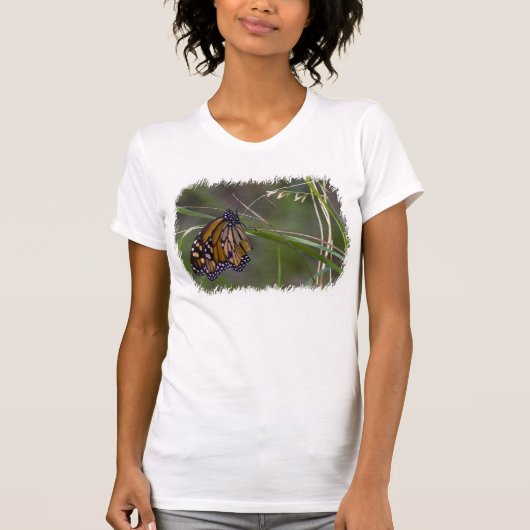Monarch Butterfly in het gras White Edge T-shirt (Voorkant)