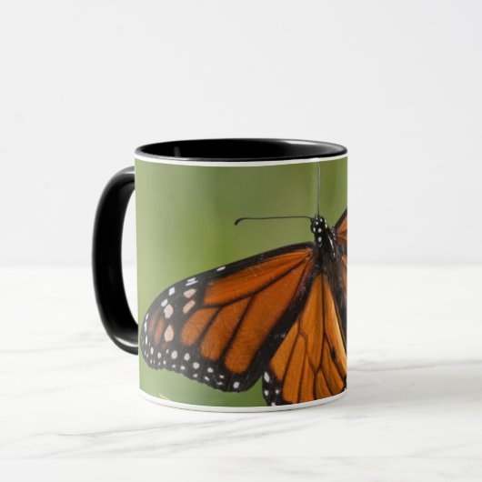 Monarch Butterfly man op Swamp Milkweed Mok (Voorkant links)