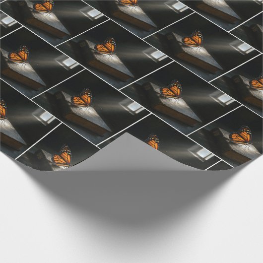Monarch Butterfly op een bijbel Cadeaupapier (Hoek)