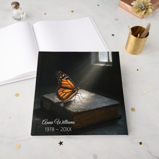 Monarch Butterfly op een bijbel Gastenboek (Voorkant open)