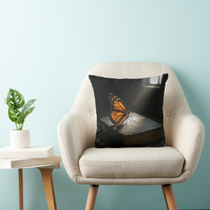Monarch Butterfly op een bijbel Kussen