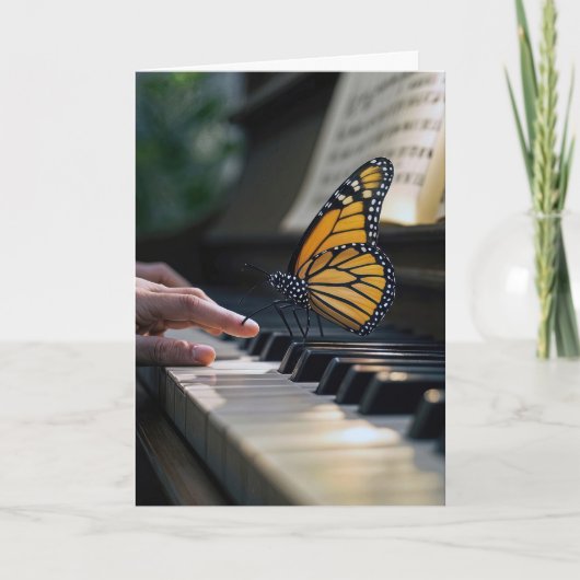 Monarch Butterfly op een piano toetsenbord Kaart (Voorkant)