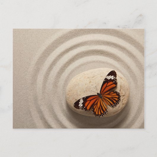 Monarch Butterfly op een steen in een Zen Garden Briefkaart (Voorkant)