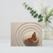 Monarch Butterfly op een steen in een Zen Garden Briefkaart (Staand voorkant)