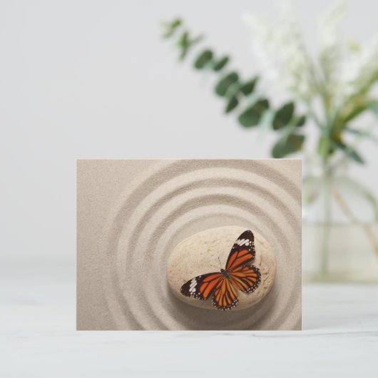 Monarch Butterfly op een steen in een Zen Garden Briefkaart (Staand voorkant)