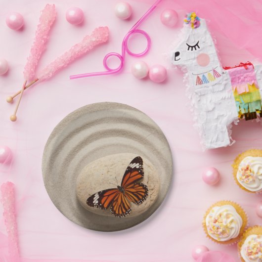 Monarch Butterfly op een steen in een Zen Garden Papieren Bordje (Feest)