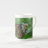 Monarch Butterfly op Flower Bone China Mok (Voorkant rechts)