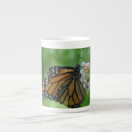 Monarch Butterfly op Flower Bone China Mok (Voorkant)