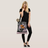 Monarch Butterfly op Flowers Pink Gothic Tegel Tote Bag (Op model)