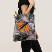 Monarch Butterfly op gedempte roze en grijze bloem Tote Bag (Dichtbij)