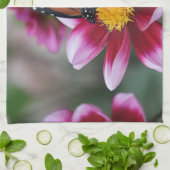 Monarch Butterfly op Hot Pink Dahlia Bloem Foto Theedoek (Gevouwen)