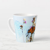 Monarch Butterfly op Paarse Thistle Struik Latte Mok (Linkerhoek)