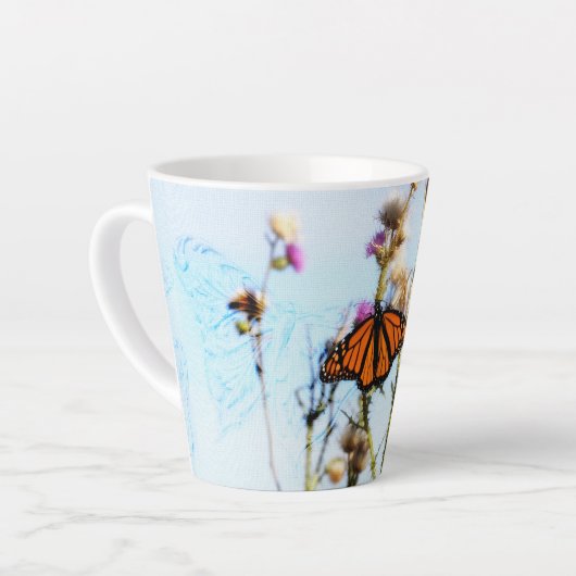 Monarch Butterfly op Paarse Thistle Struik Latte Mok (Linkerhoek)