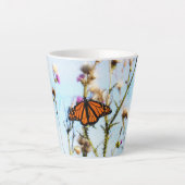 Monarch Butterfly op Paarse Thistle Struik Latte Mok (Voorkant)