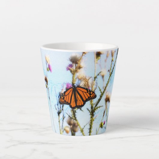 Monarch Butterfly op Paarse Thistle Struik Latte Mok (Voorkant)