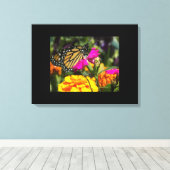 Monarch Butterfly op roze marigold Canvas Afdruk (Insitu (Houten vloer))