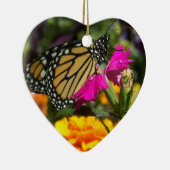 Monarch Butterfly op roze marigold-hart versiering Keramisch Ornament (Rechts)