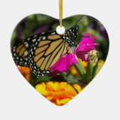 Monarch Butterfly op roze marigold-hart versiering Keramisch Ornament (Voorkant)