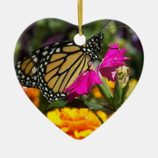Monarch Butterfly op roze marigold-hart versiering Keramisch Ornament (Voorkant)