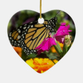 Monarch Butterfly op roze marigold-hart versiering Keramisch Ornament (Achterkant)