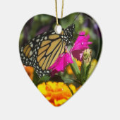 Monarch Butterfly op roze marigold-hart versiering Keramisch Ornament (Links)