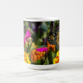 Monarch Butterfly op roze marigolfbloem Koffiemok (Center)