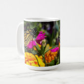 Monarch Butterfly op roze marigolfbloem Koffiemok (Voorkant links)