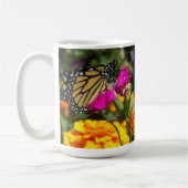 Monarch Butterfly op roze marigolfbloem Koffiemok (Links)