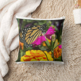 Monarch Butterfly op roze marigolfbloem Kussen