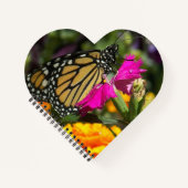 Monarch Butterfly op roze marigolfbloem Notitieboek (Voorkant)