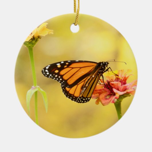 Monarch Butterfly op Zinnia Keramisch Ornament (Voorkant)