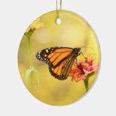Monarch Butterfly op Zinnia Keramisch Ornament (Links)