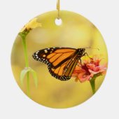 Monarch Butterfly op Zinnia Keramisch Ornament (Achterkant)
