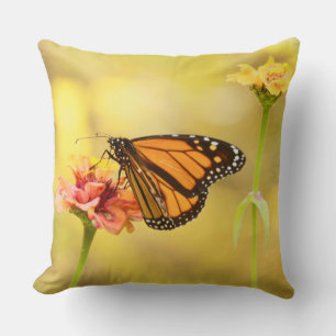 Monarch Butterfly op Zinnia Kussen