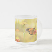 Monarch Butterfly op Zinnia Matglas Koffiemok (Voorkant rechts)