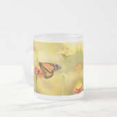 Monarch Butterfly op Zinnia Matglas Koffiemok (Voorkant links)