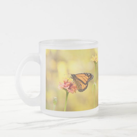 Monarch Butterfly op Zinnia Matglas Koffiemok (Links)