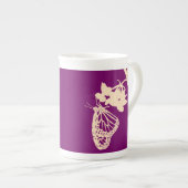 Monarch Butterfly Silhouette tegen Paarse Porselein Kop (Voorkant rechts)