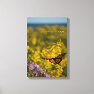 Monarch Butterfly Vliegt Wilde Vloer Meadow Lake Canvas Afdruk