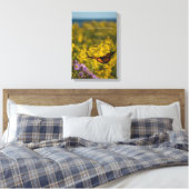 Monarch Butterfly Vliegt Wilde Vloer Meadow Lake Canvas Afdruk (Insitu (Slaapkamer))