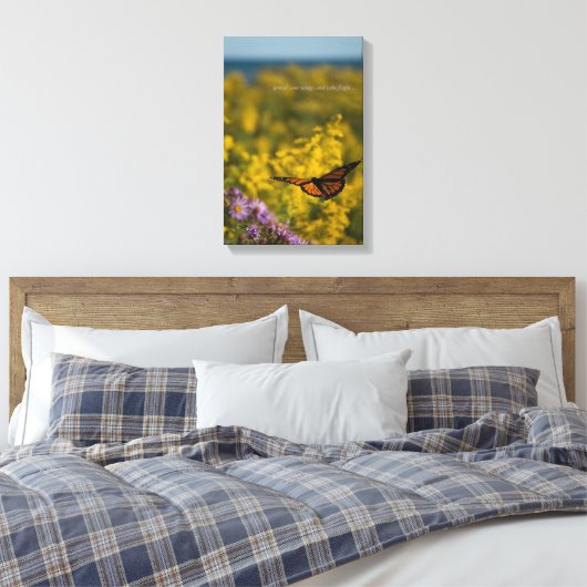 Monarch Butterfly Vliegt Wilde Vloer Meadow Lake Canvas Afdruk (Insitu (Slaapkamer))