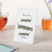 Monarch caterpijler cartoon illustratie reclamebord met voetstuk (Insitu)