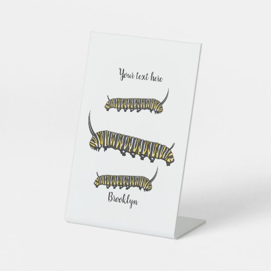 Monarch caterpijler cartoon illustratie reclamebord met voetstuk (Voorkant)