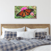 Monarch met uitspreiding over Roze Zinnia Canvas Afdruk (Insitu (Slaapkamer))